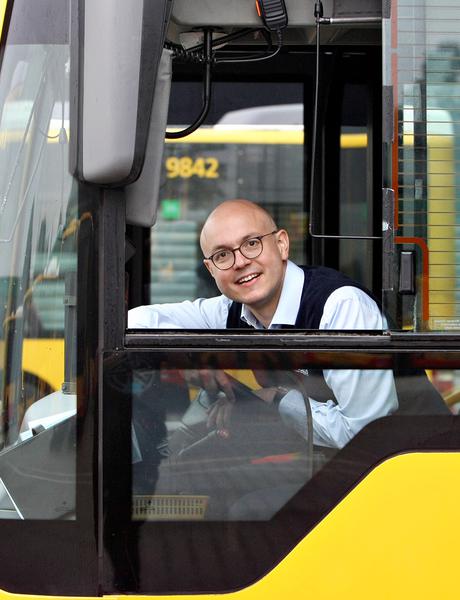 Profesor SGH spełnił dziecięce marzenie. Raz w miesiącu prowadzi miejski autobus