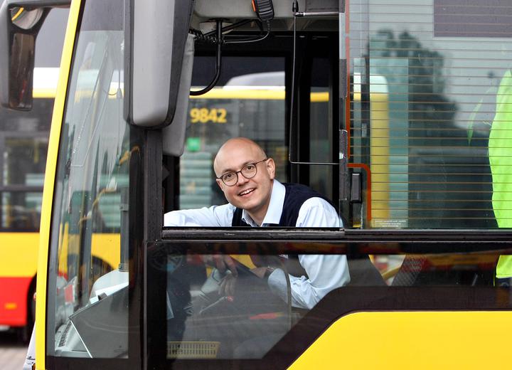 Profesor SGH spełnił dziecięce marzenie. Prowadzi miejski autobus