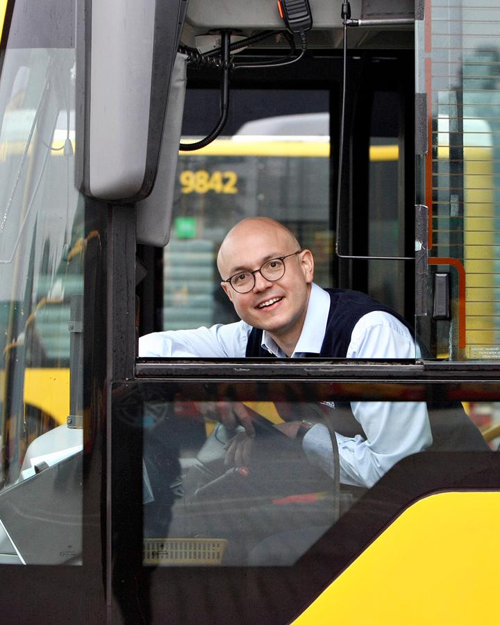 Profesor SGH spełnił dziecięce marzenie. Raz w miesiącu prowadzi miejski autobus