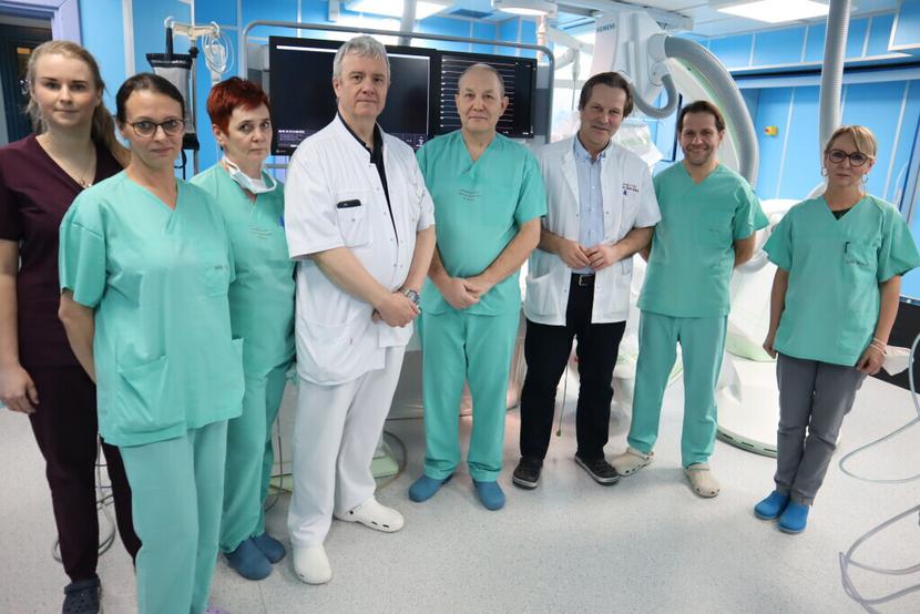 Na zdjęciu: zespół wykonujący zabieg z kierownictwem Oddziału Kardiologii i uniwersyteckiej Kliniki Kardiologii prof. Markiem Gierlotką i dr Piotrem Feusette. 