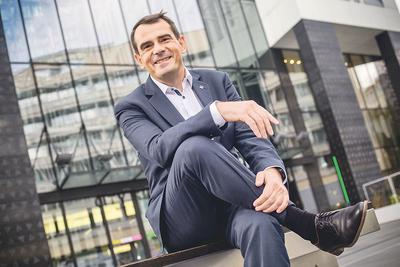INWESTYCJA W INTELIGENCJĘ: Modern-Expo, którego założycielem jest Bogdan Łukasik, od ponad dwóch dekad dostarcza meble sklepom. Firma zaczynała od Ukrainy, ale teraz ma klientów w kilkudziesięciu krajach i mocno inwestuje w nowoczesne technologie, m.in. w inteligentne półki i wózki.
