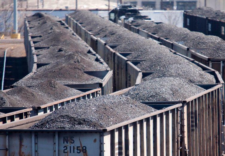 Wagony przepełnione węglem (fot. Bloomberg)