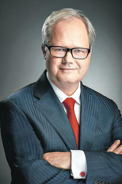 NACZYNIA POŁĄCZONE: Resort finansów, którym kieruje  Mateusz Morawiecki, dokapitalizował zarządzaną przez Arkadiusza Siwkę  PGZ 300 mln zł na zakup Stoczni Marynarki Wojennej, która buduje okręt  Ślązak i ma uczestniczyć w wykonaniu kolejnych wojskowych jednostek w  programach Miecznik i Czapla.