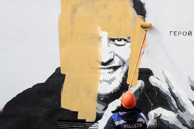 Pracownik miejski zamalowuje mural z podobizną Aleksieja Nawalnego, działacza rosyjskiej opozycji, i napisem: „bohater nowych czasów”. Mural został odkryty na transformatorze w Sankt Petersburgu wczesnym rankiem 28 kwietnia 2021 r. i zamalowany około godziny 10:30. Fot.: Alexander Demianchuk/TASS, Credit line: Alexander Demianchuk / TASS / Forum