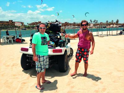 Krzysztof Bestry (z lewej) z instruktorem kitesurfingu Przemysławem Wójcikiem w Cumbuco, cenionym przez amatorów wielu sportów wodnych m.in. za piękną plażę, stały wiatr od morza i słońce przez cały rok.