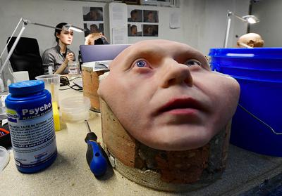Zewnętrzna powłoka robota humanoidalnego Robo-C rosyjskiej firmy Promobot. Centrum produkcji robotów i laboratorium sztucznej skóry we Władywostoku pracuje nad tym, by humanoidalne roboty były nie tylko realistyczne, lecz także atrakcyjne. Firma Promobot, założona w 2015 r. w Permie, to największy producent autonomicznych robotów usługowych w Europie. Wykorzystywane są już w 40 krajach jako administratorzy, konsultanci, przewodnicy i odźwierni w celu zastąpienia lub uzupełnienia ludzkich pracowników. 10 marca 2021 r.