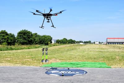TECHNOLOGIA I LUDZIE: Kamień węgielny na budowę Centrum logistycznego Grupy Ritex dostarczył dron, a wkopali go wspólnymi siłami przedstawiciele zarządu firmy i władz samorządowych.