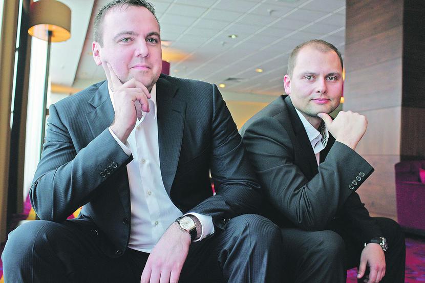 CZYSTE
 SUMIENIA: W lutym
 2014 r. giełdowy
 PC Guard,
 największy
 akcjonariusz
 Imagisu,
 informował,
 że szuka inwestora
 na pakiet do
 20 proc. spółki
 z NewConnect.
 Paweł Narkiewicz,
 szef jej rady
 nadzorczej (z lewej),
 przyznaje,
 że proces utrudniają
 informacje
 o rzekomym
 udziale Imagisu
 w transakcjach
 karuzelowych.
 I on, i Marcin
 Niewęgłowski,
 szef Imagisu,
 zgodnie zapewniają,
 że pogłoski
 są nieprawdziwe.
 [FOT. WM]