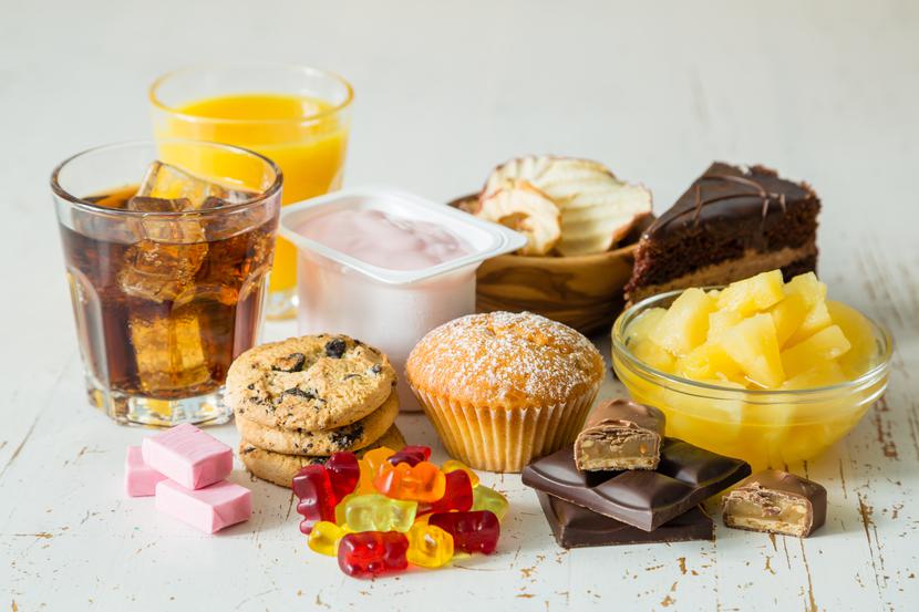 Konsumenci w USA nabywają w sklepach spożywczych ponad 400 tys. różnych pakowanych produktów żywnościowych i napojów rocznie. Oznacza to, że spożywają więcej sodu, cukru i tłuszczów nasyconych uznanych za szkodliwe dla zdrowia.