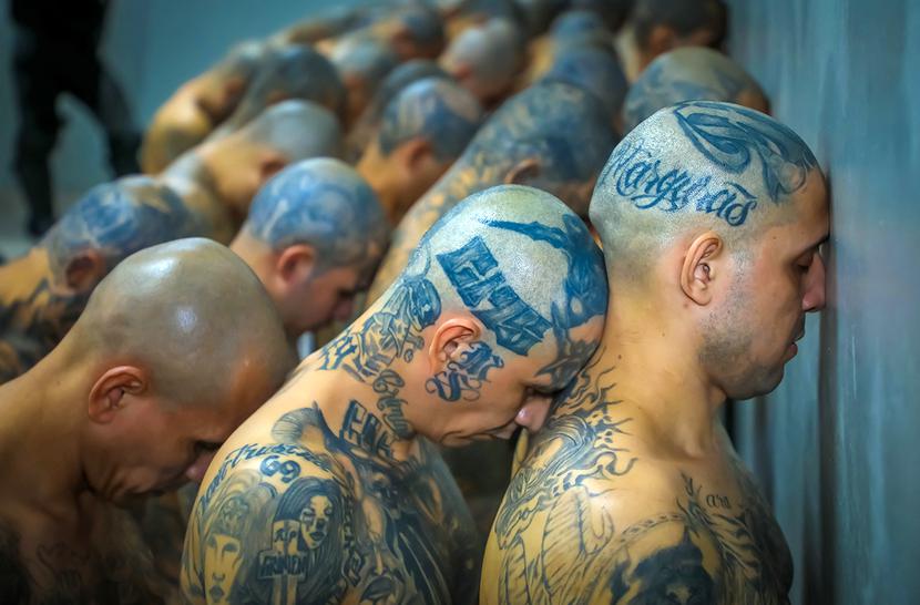 25 lutego 2023 r., Tecoluca, Salwador. Do Terrorist Confinement Centre (CECOT) – nowego gigantycznego więzienia, które może pomieścić aż 40 tys. skazanych – przewieziono pierwszą grupę więźniów: 2 tys. członków gangów MS-13 i 18. Ta spektakularna akcja transportowa to element zdecydowanej wojny z przestępczością, którą ogłosił prezydent Nayib Bukele w odpowiedzi na rosnącą liczbę morderstw i innych brutalnych przestępstw.