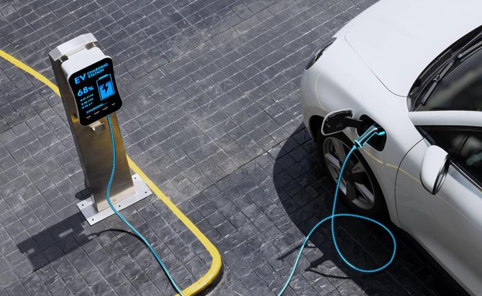 Prąd do auta z cenową sinusoidą. Ile kosztuje szybkie ładowanie?