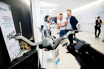 DŁUGI LOT:  Spółka UAVS Poland prowadzi dotowany z funduszy unijnych projekt, którego celem jest zwiększenie czasu lotu dronów. Rozwiązaniem może być zastosowanie hybrydowego źródła energii. To jeden z projektów technologicznych prezentowanych na wystawie zorganizowanej w ramach kongresu Impact.