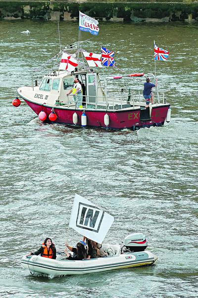 Premier David Cameron nie ma        wątpliwości, że brytyjska gospodarka znacznie mocniej ucierpi na wyjściu        z UE niż pozostaniu we wspólnocie. Brexit uderzy też w globalną        gospodarkę i rynki finansowe wielu krajów, szczególnie tych, które są        związane z Wielką Brytanią najmocniejszymi więzami handlowymi.
