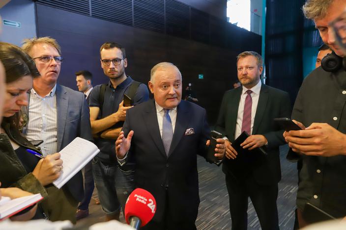 Broni się wynikami: