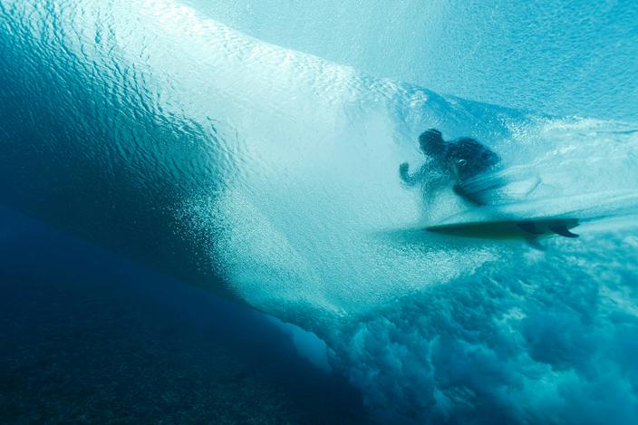 Igrzyska Olimpijskie Paryż 2024 – trening surfingu w Teahupo'o, Tahiti, Polinezja Francuska. Andy Criere z Hiszpanii podczas treningu.