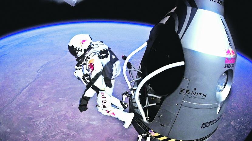 REKORDOWA PRĘDKOŚĆ I WI- DOWNIA: Operacja Red Bull Stratos, czyli skok „z krawędzi kosmosu”, została okrzyknięta marketingowym majstersztykiem. Jej kulminacyjny moment, w którym Felix Baumgartner pobił trzy rekordy, w tym największej prędkości swobodnego lotu, na kanale YouTube śledziło 8 mln widzów.
 [FOT. RED BULL]