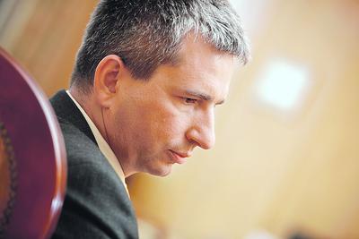 W sierpniu 2015 r. Mateusz Szczurek, minister finansów w rządzie PO-PSL, wystawił gwarancję na połowę kredytu refinansowego udzielonego SK Bankowi przez NBP.