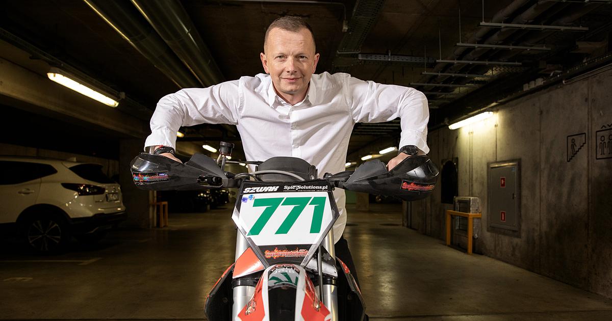 Od dekad w siodle: Jak Arkadiusz Szwak łączy księgowość z pasją do supermoto