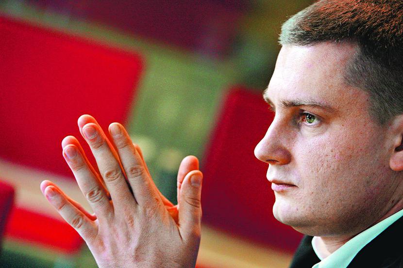 POMÓR
 Z BEZCZYNNOŚCI:
 Zatrważające jest
 to, że w zasadzie
 nic w UE nie robimy,
 aby uchronić się
 przed pomorem
 świń. Choroba jest
 przenoszona przez
 dziki i jedynym skutecznym
 sposobem
 jest ich odstrzał.
 Nikt jednak się tym
 nie zajmuje — mówi
 Adam Zdanowski,
 współwłaściciel
 Wierzejek. [FOT. GK]