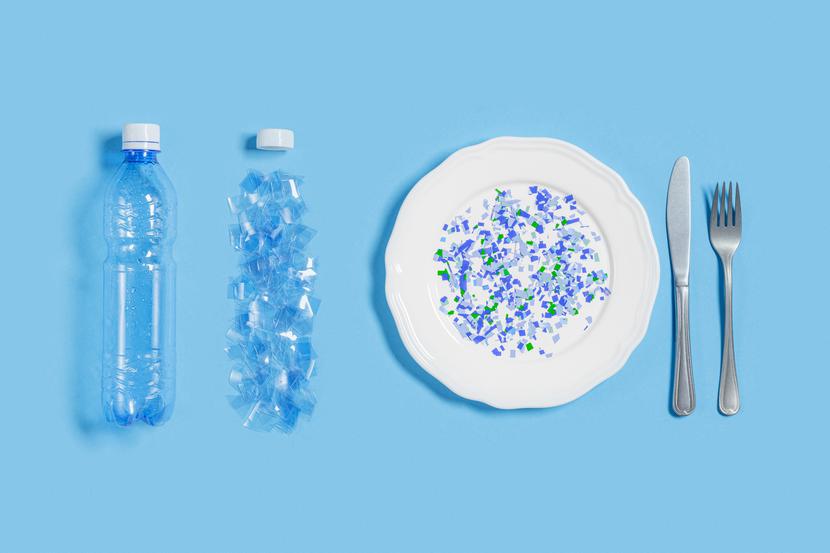 Mikroplastik, czyli obecne w środowisku mikroskopijne cząstki tworzyw sztucznych, dostają się do naszych organizmów z jedzeniem i mogą odkładać się w narządach. 