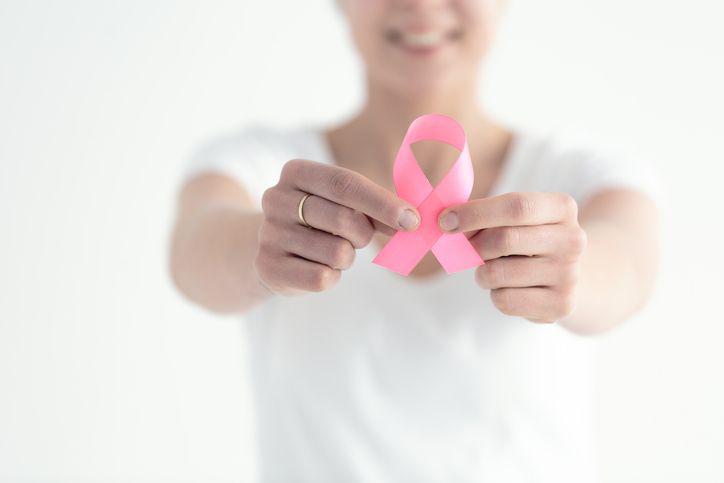 U kobiet będących nosicielkami patogennych mutacji genów BRCA1, BRCA2 ryzyko zachorowania na raka piersi szacuje się na 50-70 proc. U kobiet będących nosicielkami patogennych mutacji genów BRCA1, BRCA2 ryzyko zachorowania na raka piersi szacuje się na 50-70 proc.