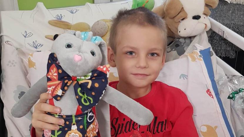 Pod koniec maja 6-letni Kacper przeszedł zabieg, do którego wykorzystano mikroskop operacyjny. Przeprowadzona operacja była dość nietypowa, bo nowotwór znajdował się w kości piszczelowej, którą trzeba było usunąć wraz z tkankami w okolicy guza. Pod koniec maja 6-letni Kacper przeszedł zabieg, do którego wykorzystano mikroskop operacyjny. Przeprowadzona operacja była dość nietypowa, bo nowotwór znajdował się w kości piszczelowej, którą trzeba było usunąć wraz z tkankami w okolicy guza.