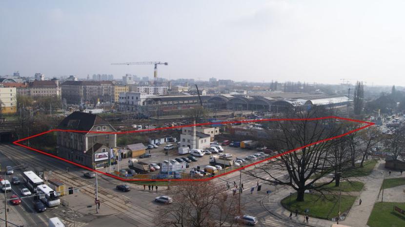 Działka wystawiona na sprzedaż ma łącznie 1,26 ha. Jest ona objęta koncepcją architektoniczno-urbanistyczną rewitalizacji dworca Wrocław Główny wraz z otoczeniem. 