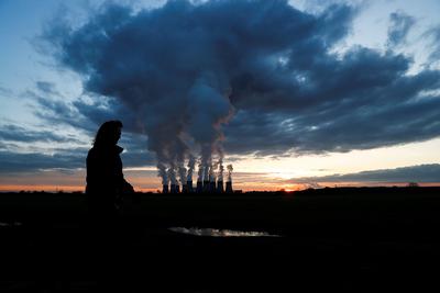 Zachód słońca nad elektrownią Drax na północy hrabstwa Yorkshire w Wielkiej Brytanii. 27 listopada 2020 r.