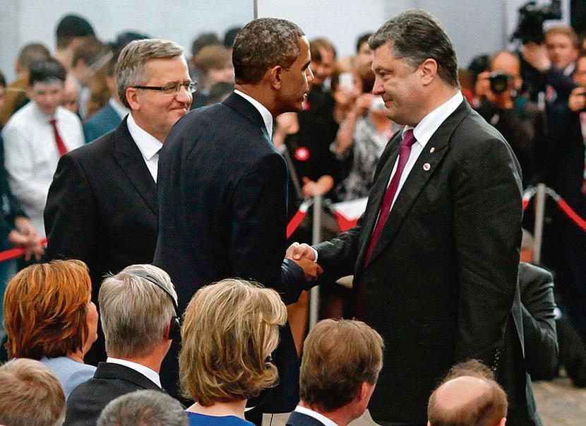 MIĘDZY NAMI PREZYDENTAMI: Podczas głównych obchodów Święta Wolności symbolicznym gościem honorowym była Ukraina. Petro Poroszenko (z prawej) prezydencką przysięgę złoży dopiero w sobotę, ale był traktowany już z pełnymi honorami przez Baracka Obamę, sprawującego urząd drugą kadencję, i Bronisława Komorowskiego, który do drugiej coraz bardziej aktywnie się przymierza. [FOT. WM]
 
 