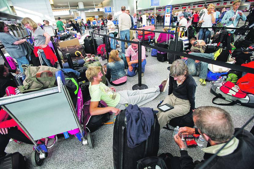 BRAK MIEJSC, CHĘTNYCH — NIE: Gdy na lot zgłosi się więcej posiadaczy biletów niż miejsc w samolocie,
 linie lotnicze poszukują ochotników, którzy zgodzą się poczekać na następny rejs. Wypłacają im odszkodowanie,
 fundują czekającym posiłki i miejsca w hotelach, więc chętnych zwykle nie brakuje. [FOT. BLOOMBERG]