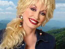 Dolly Parton, amerykańska piosenkarka muzyki country, autorka utwory „I’ll always love you”, który po odśpiewaniu w 1992 r. przez Whitney Houston, stał się gigantycznym hitem, zarobi miliony po śmierci artystki