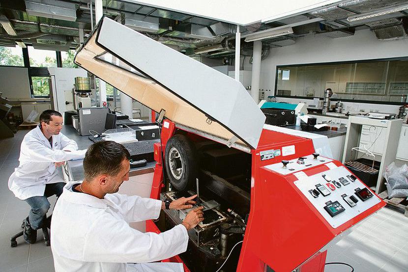 GWARANCJA JAKOŚCI: W laboratorium Strabaga naukowcy nie tylko opracowują nowe receptury mieszanek asfaltowych, badają także jakość już zbudownych nawierzchni. Maszyna na zdjęciu sprawdza podatność na koleinowanie.
 [FOT. ARC]
 
