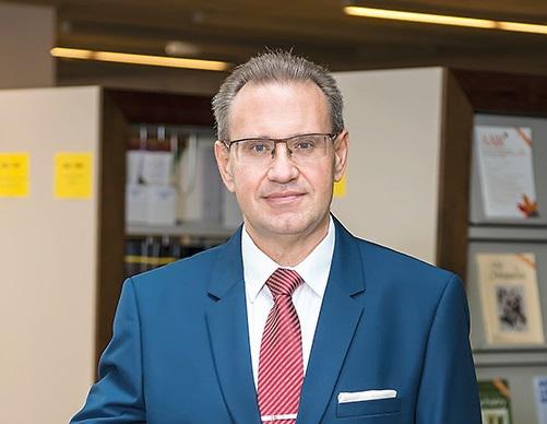 Prof. dr hab. n. med. dr h.c. Jacek Szepietowski, specjalista w dziedzinie dermatologii i wenerologii, kierownik Kliniki Dermatologii, Wenerologii i Alergologii Uniwersytetu Medycznego we Wrocławiu, prezes Polskiego Towarzystwa Dermatologicznego.