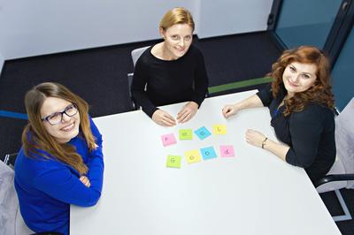 Nikt nie lubi byc trzymany w niepewnosci. Kandydat powinien jak najszybciej dostac informacje o wyniku rekrutacji — uwazaja Magdalena Staczewska (z lewej), starszy specjalista ds. HR, Kinga Przepiórka, dyrektor HR, i Magdalena Owsiana (z prawej), starszy specjalista ds. marketingu i PR w Cognifide Polska.
