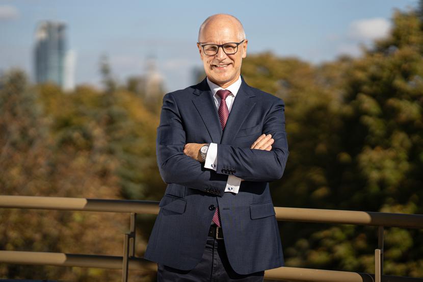 Prof. dr hab. n. med. Rafał Krenke jest kierownikiem Katedry i Kliniki Chorób Wewnętrznych, Pneumonologii i Alergologii oraz dziekanem Wydziału Lekarskiego Warszawskiego Uniwersytetu Medycznego. Kandyduje w wyborach na rektora WUM. Prof. dr hab. n. med. Rafał Krenke jest kierownikiem Katedry i Kliniki Chorób Wewnętrznych, Pneumonologii i Alergologii oraz dziekanem Wydziału Lekarskiego Warszawskiego Uniwersytetu Medycznego. Kandyduje w wyborach na rektora WUM.