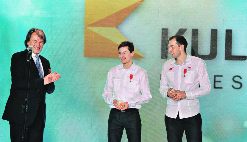IDŹ ZŁOTO DO ZŁOTA: Jan Kulczyk, od dwóch lat dosypujący miliony do budżetu Polskiego Komitetu
 Olimpijskiego, teraz bezpośrednio wsparł triumfatorów z Soczi. Ważące ponad 0,5 kg sztabki złota dostali od niego
 Kamil Stoch (dwie) i Zbigniew Bródka. Nieobecna na gali Justyna Kowalczyk na swoją sztabkę poczeka. [FOT. ARC]