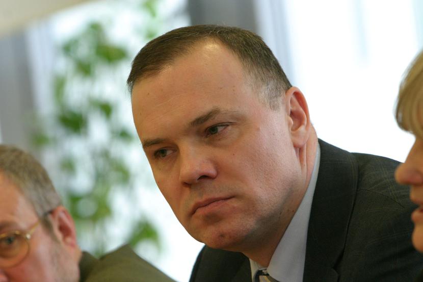 GOTOWE
 PROJEKTY:
 Gdy wreszcie ruszą
 poszerzenia terenów
 stref, sporo
 firm zrealizuje
 inwestycje, na które
 zdecydowały się
 kilka-kilkanaście
 miesięcy temu.
 W kierowanej przez
 Cezarego Tkaczyka
 SSE Starachowice
 będą to dwaj producenci
 ceramiki.
 [FOT. BS]