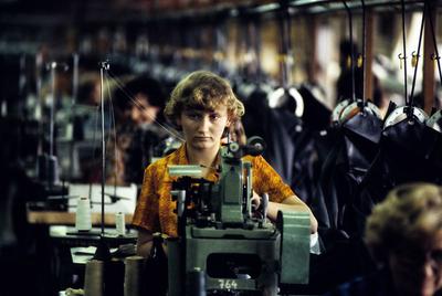 Vistula już ponad pół wieku produkuje tylko ubrania męskie. Garnitury szyte są jednak głównie przez kobiety. Archiwalne zdjęcie młodej szwaczki zostało zrobione w 1982 r. w rozebranej dekadę temu hali na krakowskim Podgórzu.