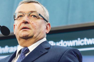 Andrzej Adamczyk, minister infrastruktury i budownictwa (z lewej), w podwójnej roli Marcina Przychodzkiego nie widzi nic złego. Tłumaczy, że sprawy farm wiatrowych nie leżą we właściwości resortu, a sprawę nowelizacji ustawy o OZE prowadzi Ministerstwo Energii.