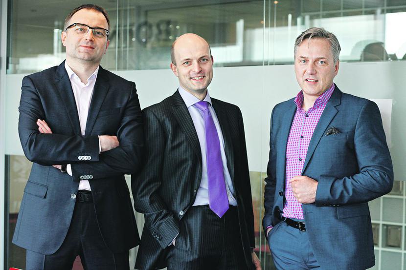 FUNDUSZOWY
 DOPALACZ:
 Abris, w którym
 partnerem jest
 Wojciech Łukawski
 (w środku), cztery
 lata temu wygrał
 walkę o grupę
 Masterlease,
 bo przekonał
 do siebie jej zarząd,
 w którym Jakub
 Kizielewicz (z lewej)
 jest dyrektorem
 finansowym,
 a Konrad Karpowicz
 — dyrektorem
 handlowym.
 Fundusz już na
 inwestycji zarobił,
 ale liczy na więcej.
 [FOT. WM]