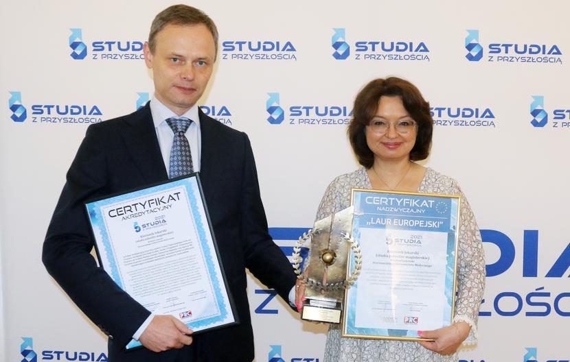 Podczas uroczystości, która odbyła się we wnętrzach Pałacu Prymasowskiego Wydział Lekarski reprezentowali: prof. Aneta Nitsch-Osuch, Prodziekan ds. programu i jakości kształcenia oraz dr hab. Jacek Sieńko, Prodziekan ds. English Division/Fot. WUM Podczas uroczystości, która odbyła się we wnętrzach Pałacu Prymasowskiego Wydział Lekarski reprezentowali: prof. Aneta Nitsch-Osuch, Prodziekan ds. programu i jakości kształcenia oraz dr hab. Jacek Sieńko, Prodziekan ds. English Division/Fot. WUM