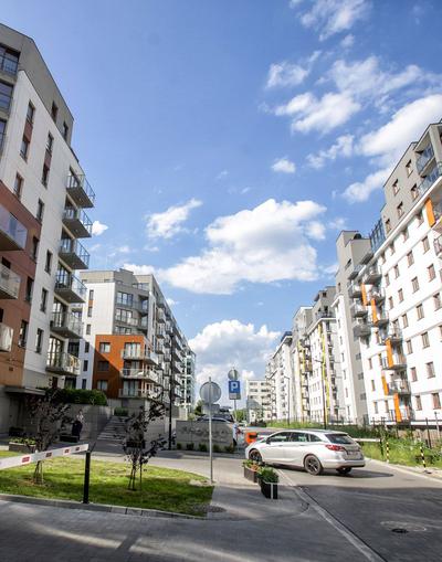 Liczba pracujących nad Wisłą Ukraińców systematycznie rośnie. Nasi wschodni sąsiedzi coraz chętniej decydują się na własne mieszkania — z raportu MSWiA wynika, że kupują najwięcej spośród obcokrajowców.