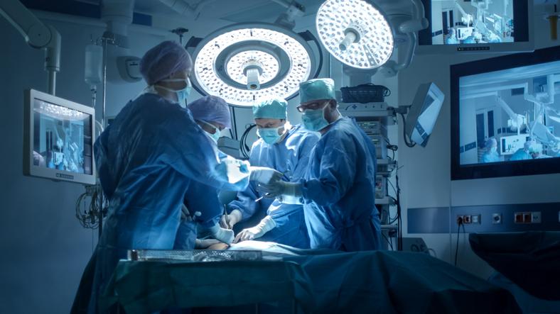 Większość chorych z ciężką niedomykalnością zastawki to pacjenci o wysokim ryzyku operacyjnym, którzy z reguły nie są kwalifikowani do operacji kardiochirurgicznej.