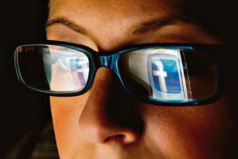 CHRZEŚCIJANIE ERY INTERNETU: Facebook twierdzi, że ma 1,23 mld aktywnych użytkowników, natomiast według badań ośrodka Pew Research na świecie żyje ponad 2,18 mld chrześcijan, najwięcej w USA, Brazylii i Meksyku. Ilu z nich rezygnuje w czasie postu z internetu? [FOT. BLOOMBERG]
 
 
