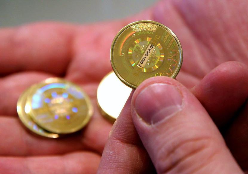 Produkcja monet bitconowych na potrzeby sesji fotograficznej (fot. Bloomberg)