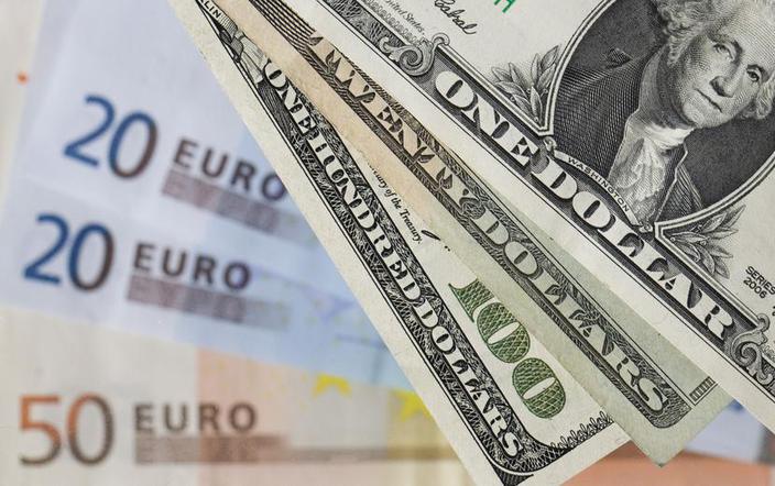 Dolar z najgorszym wynikiem od roku. Euro w górę