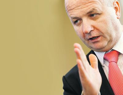 Niepokoje na Śląsku to ostatnia rzecz, jakiej rząd życzy sobie przed wyborami, a stworzenie funduszu, który ma uratować Kompanię Węglową, wymaga czasu. Dlatego Wojciech Kowalczyk, wiceminister skarbu odpowiedzialny za plan ratunkowy dla górnictwa, popycha państwowe spółki do bezpośredniej inwestycji. Energa mówi wprost, że to nie jej sprawa, Tauron stawia warunki biznesowe, inne firmy też nie palą się do projektu.