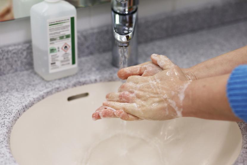 Pandemia zachęciła Polaków do dbania o higienę osobistą. 80 proc. Polaków deklarowało, że podczas pandemii regularnie myje ręce.
