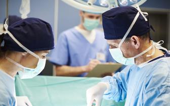 Pierwsza w woj. śląskim operacja wszczepienia innowacyjnego implantu słuchowego