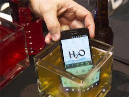 HZO, spółka technologiczna, zaoferowała rozwiązanie, które sprawi, że urządzenia mobilne staną się niewrażliwe na uszkodzenia wywołane przez płyny